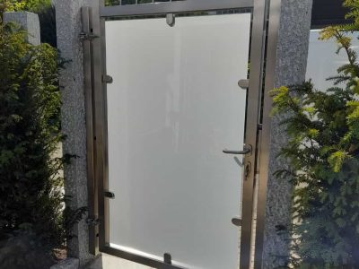 Gartentor+aus+Edelstahl+mit+Glasfüllung+1-1920w