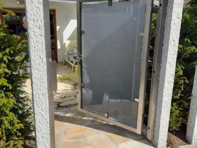 Gartentor+aus+Edelstahl+mit+Glasfüllung+2-1920w